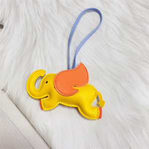 Porte-clés éléphant 5 cm en cuir jaune-orange, pendentif décoratif pour sac, accessoire ultraléger à suspendre au rétroviseur de voiture - Product Image 1