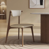 Chaise de salle à manger en bois massif de style scandinave avec siège rembourré crème, dossier minimaliste moderne pour maisons contemporaines