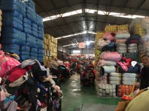 NEU Gebrauchtes Marken-T-Shirt Ballen Gebrauchte Herren bekleidung und gemischte Damen bekleidung in Säcken für den Großhandel - Product Image 5