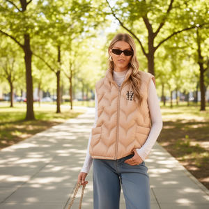 Gilet matelassé pour femme avec logo brodé, fermeture éclair sur le devant, coupe-vent, vêtement d'extérieur décontracté, 100% polyester, longueur normale, couleur unie - Product Image 2