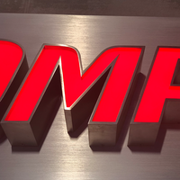 Lettres publicitaires LED rouges personnalisées pour les entreprises, les centres commerciaux, les bâtiments, les hôpitaux - Étanches, illuminées en extérieur, certification ISO