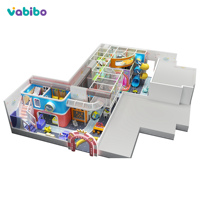 Aire de jeux intérieure commerciale personnalisée aux couleurs pastel pour tout-petits, avec piscine à balles, labyrinthe d'escalade, jeux souples, obstacles, piste de voitures à chevaucher, haute densité