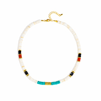 Collier ras du cou Bingxin fait main style bohème avec perles de coquillage blanches, pierres naturelles colorées et disque doré – Cadeau tendance pour femme