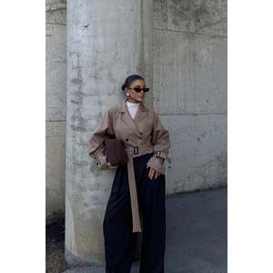 Chaqueta Acolchada de Satén para Mujer, Estilo Letterman, Color Beige, con Botones al Frente, Logotipo Personalizado Bordado, Técnicas de Poliéster, para Otoño y Primavera - Product Image 6