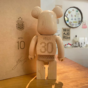 Figura de Oso Bearbrick de Madera Natural Hecha a Mano de Lujo, 10 Jerseys de Estrellas de Fútbol Argentinas, Juguete Coleccionable de Arte, Decoración para el Hogar - Product Image 2