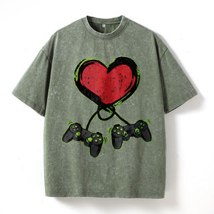 T-shirt surdimensionné vert olive avec imprimé cœur et manettes de jeu, vêtement décontracté pour les joueurs et les passionnés de jeux - Product Image 1