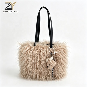Sac fourre-tout en fausse fourrure bouclée Zeyu pour femme, grand sac à bandoulière avec breloque ours, sac à main en fausse fourrure écologique, sac à bandoulière en peluche ODM/OEM - Product Image 1