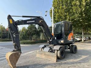 Excavatrice sur pneus Doosan DX60W de 6 tonnes avec godet de terrassement, pelle compacte pour la construction - Product Image 2