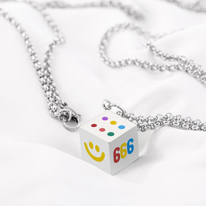 Collar de dados de acero inoxidable con números coloridos y colgante de cara sonriente para regalo - Product Image 2