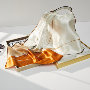 Sciarpa in Seta di Gelso 2026 all'ingrosso, alla moda, in vera seta con nappe, quadrata, in crepe satinato tinta unita, 70 cm, scialle estivo abbinabile a tutto - Product Image 1