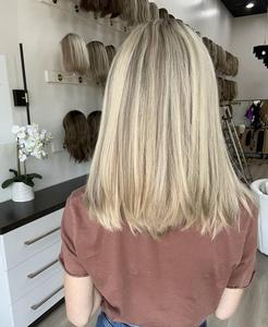 Perruque juive de luxe pour femme, en cheveux humains de la plus haute qualité, texture européenne douce, balayage blond avec racines foncées, nœuds simples, dessus en dentelle. - Product Image 4