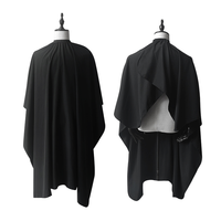Cape de barbier de coiffure résistante à l'eau de javel de 70 pouces avec logo personnalisé et design professionnel Cape de salon de coiffure noire pour adultes et enfants