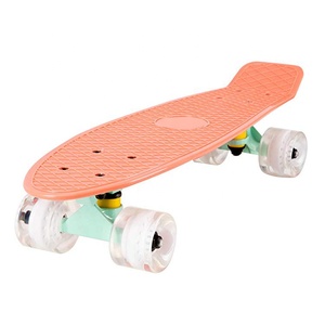 Planches à roulettes complètes en plastique 22 "bon marché avec roues lumineuses à LED colorées - Product Image 2
