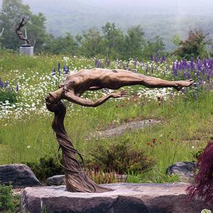 Statua Decorativa Creativa in Bronzo Fuso, Figura Femminile Nuda Sospesa nell'Aria con Capelli che la Sostengono, per Esterni - Product Image 1