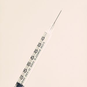 Afalite Jeringas <span class=keywords><strong>de</strong></span> <span class=keywords><strong>Insulina</strong></span> <span class=keywords><strong>de</strong></span> Plástico Desechables Estériles con Aguja <span class=keywords><strong>de</strong></span> Seguridad Indolora, Punta Luer Slip 31G*8mm/4mm 0.3ml <span class=keywords><strong>100</strong></span> <span class=keywords><strong>Unidades</strong></span> para Animales - Product Image 1