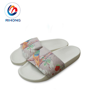 Sandales de plage estivales professionnelles en gros à bas prix, avec logo en relief, conception OEM, pantoufles personnalisées pour jeunes et adultes - Product Image 3