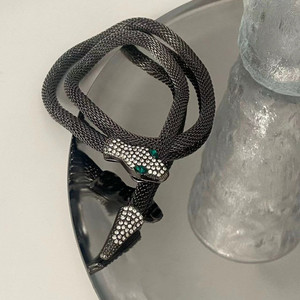 Collares de Joyería Punk Personalizados con Cadena de Clavícula de Serpiente Negra Exagerada y Cabeza de Serpiente Magnética - Product Image 3