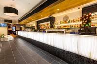 Bureau de réception en onyx rétro-éclairé blanc comptoir en pierre translucide avec fausse feuille d'albâtre pour hôtel et restaurant