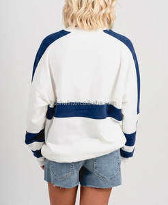 Felpa Girocollo Personalizzata con Ricamo per il Gameday, da Donna, Bianca e Blu Navy, a Blocchi di Colore, a Righe, Raglan, Oversize, con Logo della Squadra Universitaria - Product Image 2