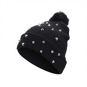 Bonnet d'hiver tricoté streetwear unisexe avec pompon, doux, à revers, style Hip Hop Punk avec rivets, chaud, pour le voyage - Product Image 3