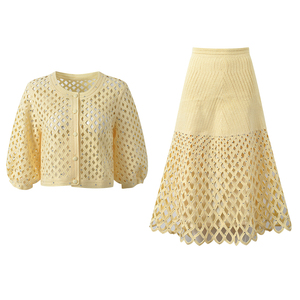 Set da Donna con Decorazione in Diamanti Gialli, Maglione <span class=keywords><strong>Cardigan</strong></span> a Maniche Lunghe Traforato e Top con Gonna a Mezza Lunghezza Abbinata - Product Image 2