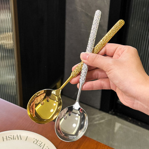 ช้อนสแตนเลส Jin Hui 304 ทรงกลม ด้ามยาว ลายตอก ดีไซน์สวยงาม สำหรับใช้ในครัวเรือน สีทองดำสองสี - Product Image 2