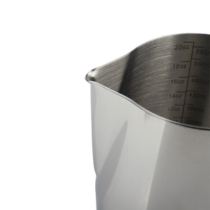 เหยือกนมสแตนเลส 304 สีดำเงิน สำหรับบาริสต้า ปากแหลม มีสเกลวัดปริมาณด้านใน ความจุ 600 มล. สำหรับทำลาเต้อาร์ต  พร้อมสกรีนโลโก้ได้ - Product Image 5