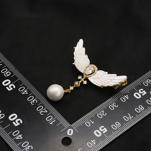 Spilla con perla di camelia bianca, in ottone placcato oro, con vera perla d'acqua dolce, gioiello delicato, accessorio da donna, regalo alla moda per feste. - Product Image 3