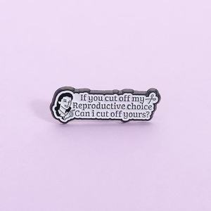Pin de Aleación de Zinc con Diseño de Elección Reproductiva Unisex, Chapado en Níquel Negro, Diseño Lindo, Tú Cortas <span class=keywords><strong>Mi</strong></span> Elección Reproductiva, ¿Puedo Cortar la Tuya? - Product Image 1