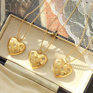 Collier pendentif cœur massif en acier inoxydable 316L plaqué or PVD résistant à l'eau avec zircon pavé romantique <span class=keywords><strong>Chris</strong></span> April en stock - Product Image 2