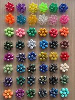 Dados acrílicos transparentes multicolor de 20 caras para juegos de rol de mesa (RPG) con números poliédricos.