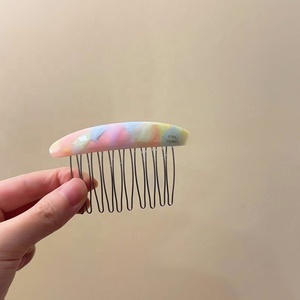 หวีเสียบผมแบบไม่ต้องใช้กิ๊บ ยี่ห้อ Korean No Dent Reverse Insert Comb ดีไซน์เรียบง่าย น่ารัก เหมาะสำหรับผมหน้าม้าและผมด้านข้าง ใช้ได้ในฤดูร้อน สำหรับผู้หญิง ช่วยจัดแต่งทรงผมด้านหลังและเก็บผมที่หลุดร่วง อุปกรณ์เสริมผม - Product Image 3