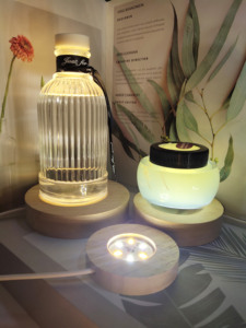 Sự kết hợp hoàn hảo giữa đế gỗ và đèn, kết hợp với những quả cầu pha lê thủy tinh tinh tế, là món quà tuyệt vời nhất cho các lễ hội - Product Image 6