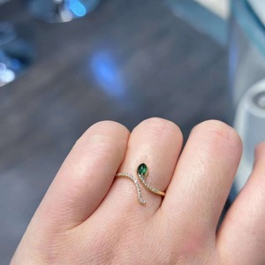 Anillo de Serpiente Dinámica con Diamantes Verdes Chapado en Oro de 18K y Plata de Ley S925, Nuevo Estilo Chino, Anillo de Moda Ligero y Lujoso para Abuela - Product Image 4