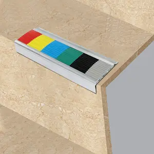 Accessoires de revêtement de sol Nez d'escalier en PVC Échantillon gratuit Plinthe PVC antidérapant Bande d'étanchéité d'escalier en PVC du fournisseur direct