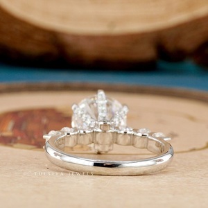 Magnifiques bagues en diamant provenant de collections de joaillerie fine, conçues pour offrir un style luxueux et une beauté étincelante pour les occasions spéciales. - Product Image 2