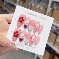 Juego de uñas postizas cortas de verano de alta calidad, de almendra Gel hecho a mano, tallado de flores en 3D, Color rubor, tamaño mediano, prensa en las uñas