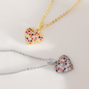 Collana con Ciondolo a Cuore in Zirconi Colorati 'Principessa Fuggitiva' alla Moda per Donne, Versatile Catena per Clavicola di Lusso Leggero e Trendy - Product Image 3