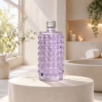Flacon de parfum en verre transparent à texture quadrillée, flacon de parfum carré avec bouchon à vis, impression sérigraphique pour emballage d'huiles essentielles et cosmétiques