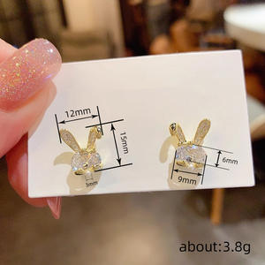 Boucles d'oreilles clous dorées E3577 motif dessin animé, serties de strass en cristal, pour femme, bijoux mignons à porter au quotidien - Product Image 6