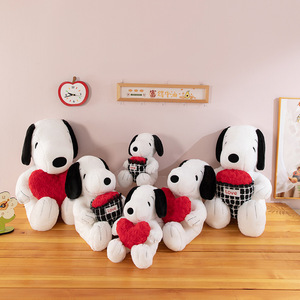 Muñeco de Peluche Snoopy Sosteniendo Corazón y Flor, Nuevo Producto para Confesión Romántica del Día de San Valentín, Venta al por Mayor - Product Image 3