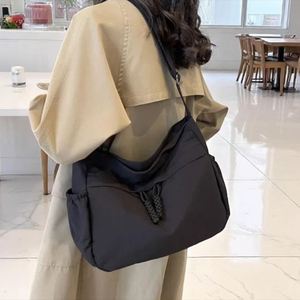 Sac à bandoulière Hobo en nylon avec logo personnalisé, fermeture éclair, grand format, imperméable, tendance, unisexe, pour l'été - Product Image 3