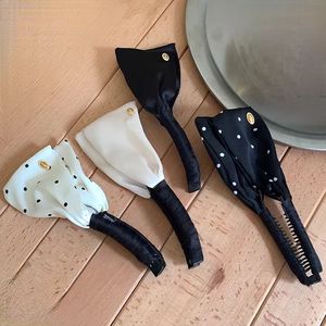 Pince à cheveux banane en satin français à pois délicats, réglable, pour styles élégants - Product Image 1