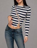 Haut court en maille côtelée rayée style Y2K rétro pour femme, asymétrique avec fente boutonnée sur le devant, manches longues, coupe ajustée, t-shirt court ajouré