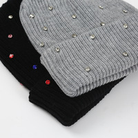 Bonnet tricoté chaud d'hiver de luxe en gros, style streetwear camouflage, orné de perles de cristal et de strass colorés, personnalisable avec logo, pour la plage