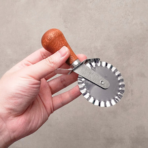 ชุดอุปกรณ์ตัดพิซซ่าครบชุดพร้อมด้ามจับไม้และใบมีดสแตนเลสสำหรับการตัดพิซซ่าและขนมอบอย่างแม่นยำ - Product Image 3