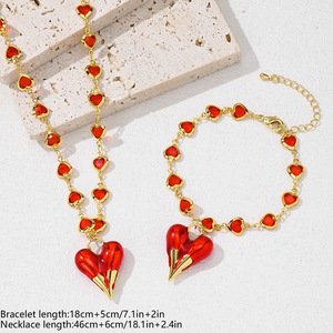 Bracelet et collier en cuivre plaqué rouge en forme de cœur, ensemble tendance pour femmes avec une chaîne de collier en forme de cœur charmante et élégante - Product Image 1