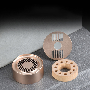 Diffuseur de parfum pour voiture en alliage d'aluminium doré, fabrication artisanale de petite série, luxe moderne, sans électricité requise - Product Image 1