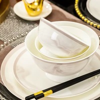 Collection de vaisselle en marbre nuageux artistique, veines grises douces, blanc laiteux, bordure dorée sophistiquée, service de table romantique