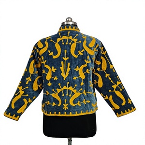 เสื้อแจ็คเก็ตแบบแฮนด์เมดนี้โดดเด่นด้วยการตกแต่งสไตล์งานฝีมือที่ประณีต แรงบันดาลใจมาจากงานปักพื้นบ้านแบบดั้งเดิม สีเทาเข้ม - Product Image 2